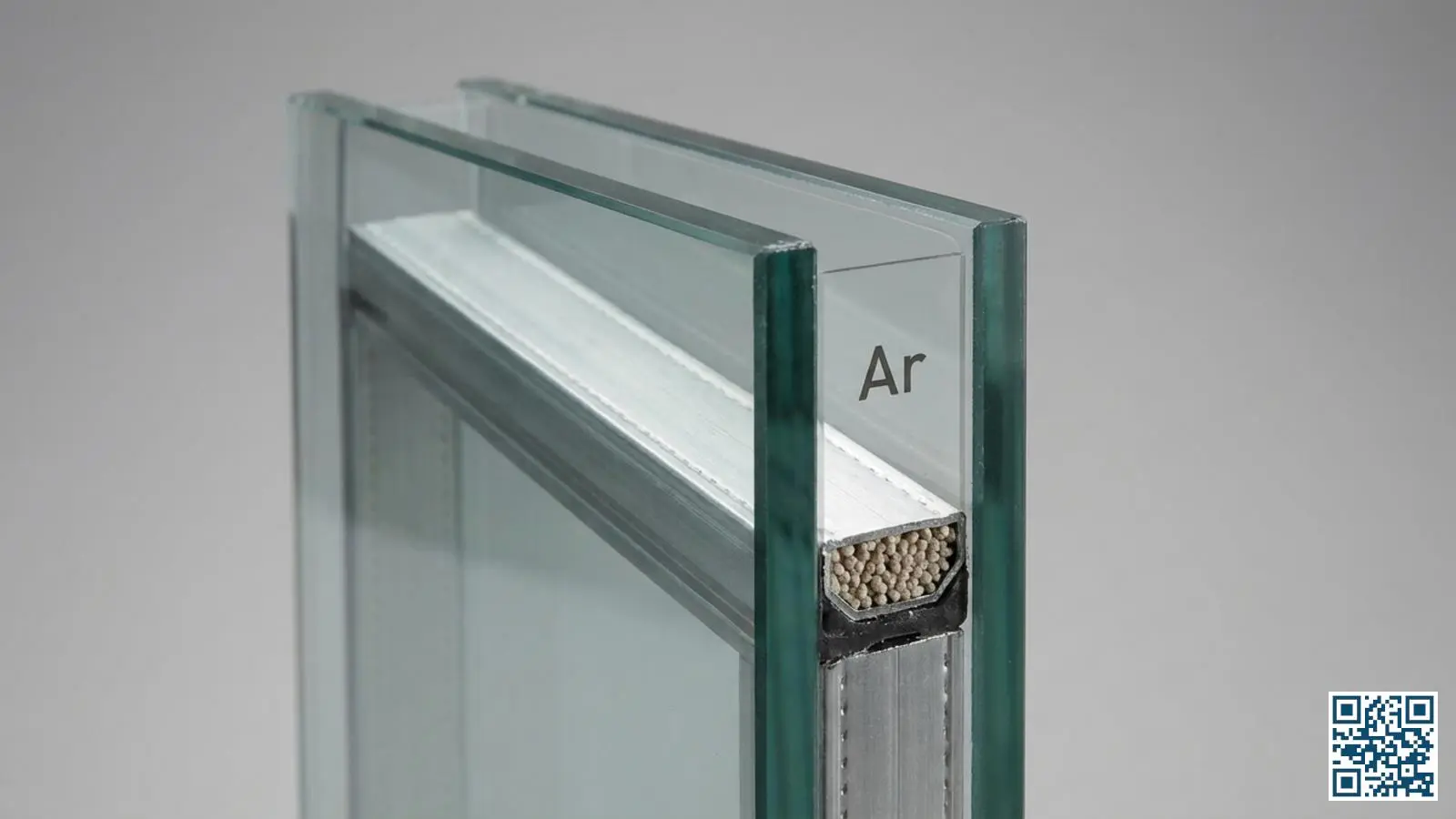 Close-up van een HR-glasunit met zichtbare glasplaten, spacer en isolerende spouw ertussen