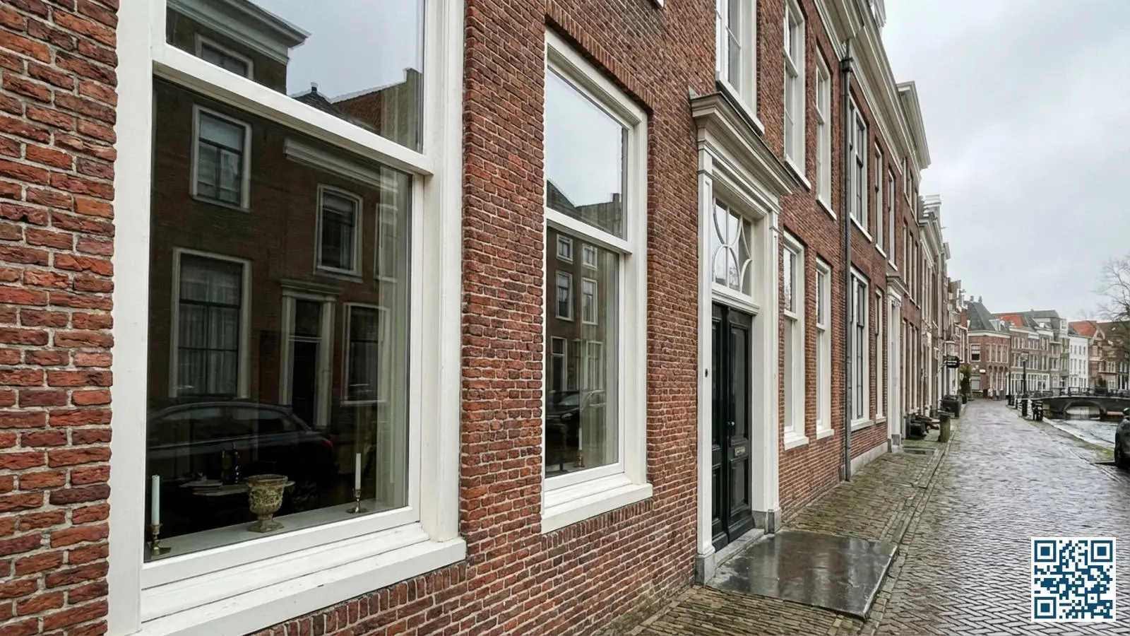 Monumentaal Nederlands gebouw met nieuw geplaatst dun isolatieglas in historische houten kozijnen