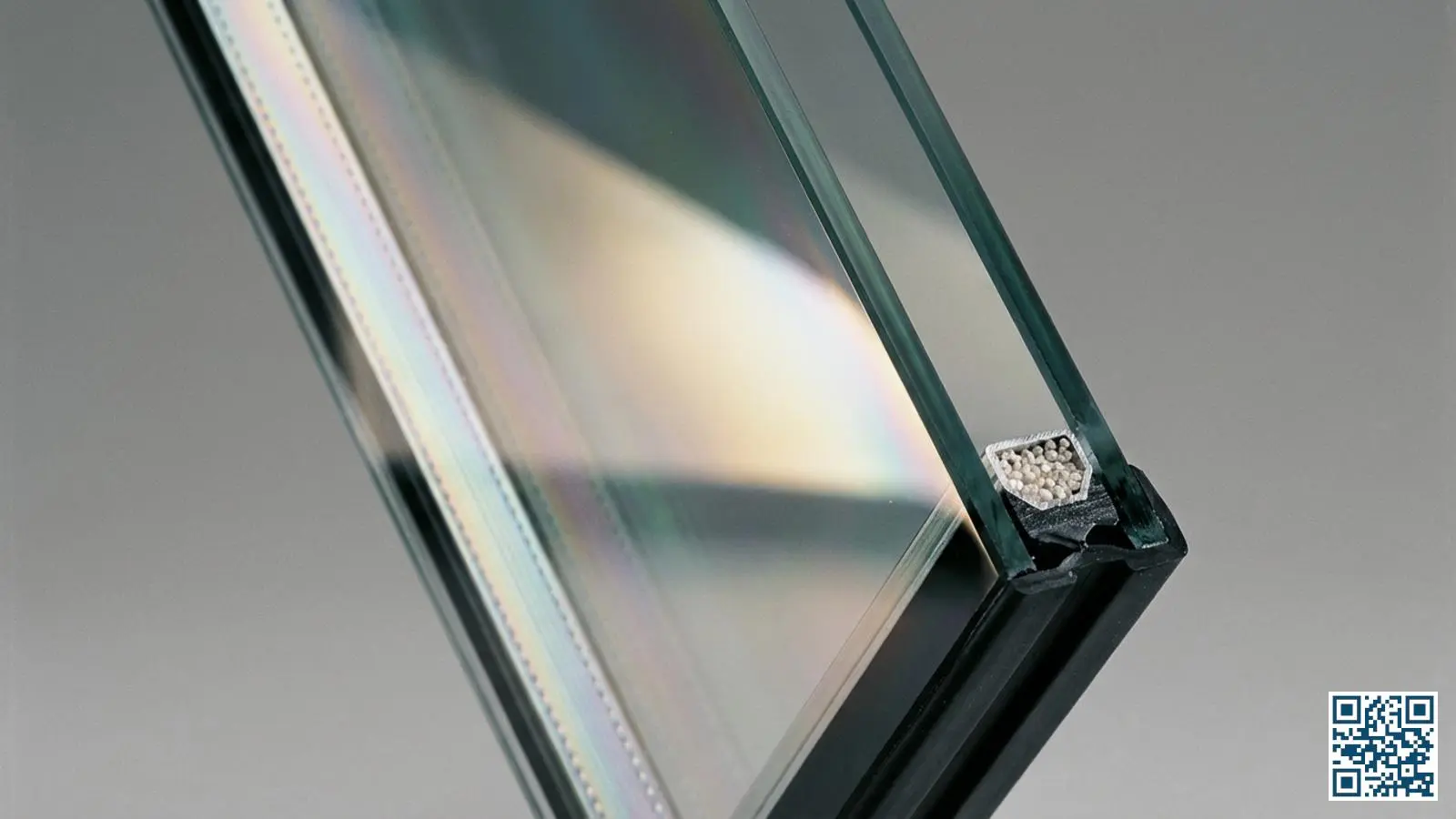 Close-up van gecoat isolatieglas met zichtbare metallische coating laag en aluminium spacer bar