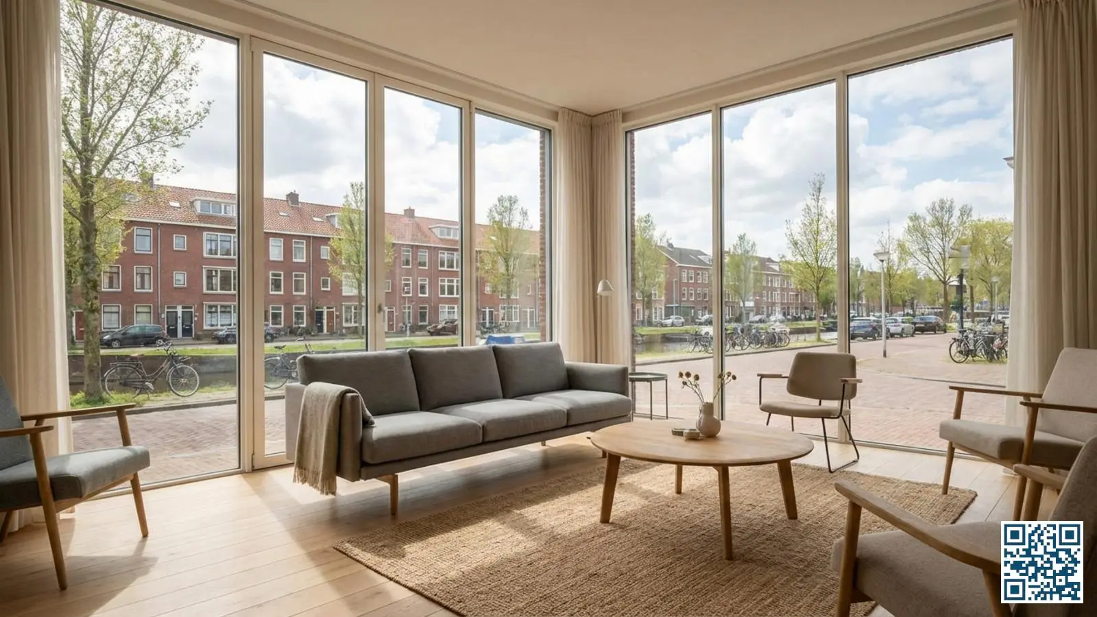 Lichte Nederlandse woonkamer met grote energiezuinige ramen die veel daglicht binnenlaten