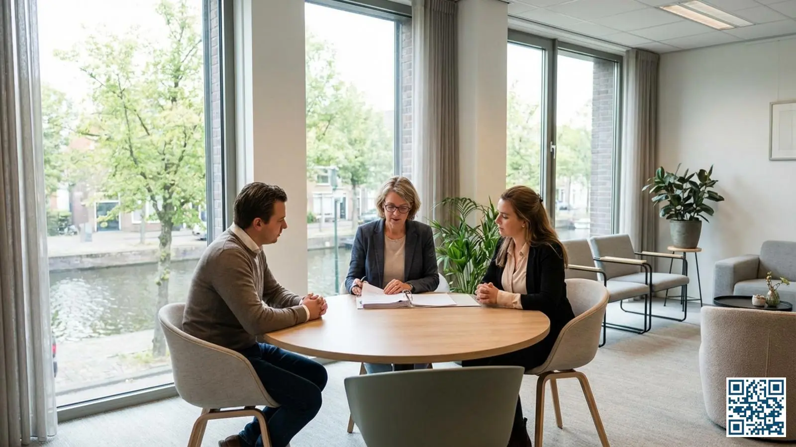 Mediator bespreekt documenten over een glasklacht met een huiseigenaar en aannemer in een kantooromgeving
