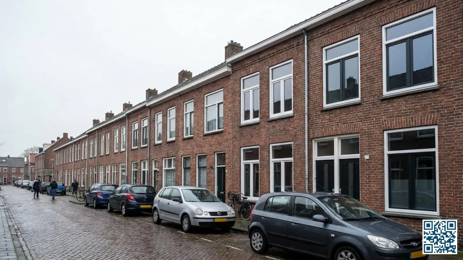 Nederlandse rijtjeswoningen met moderne HR-glas ramen die voldoen aan de Bouwbesluit eisen voor thermische isolatie