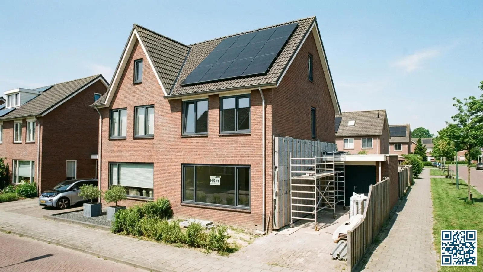 Verduurzaamde Nederlandse woning met nieuwe HR-glas ramen en zonnepanelen op het dak
