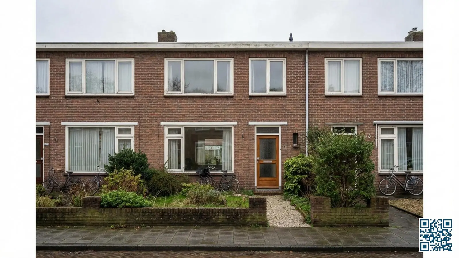 Typische jaren zestig rijtjeswoning in Drenthe met originele dubbele beglazing in het kozijn