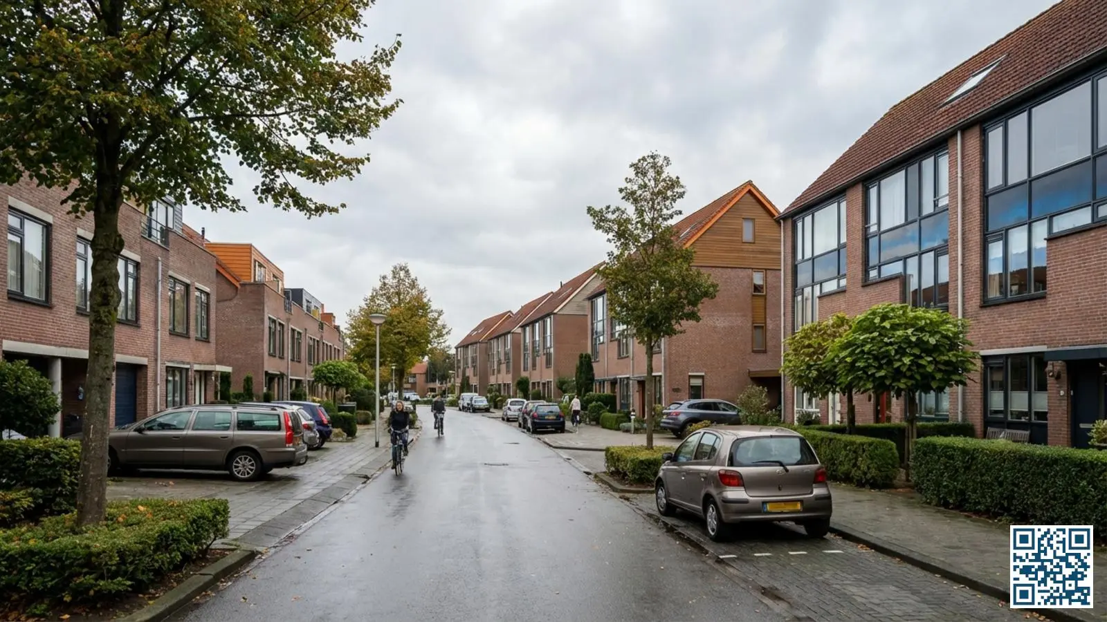 Typische Almeerse woonwijk met rijtjeshuizen uit de jaren tachtig en negentig met grote ramen