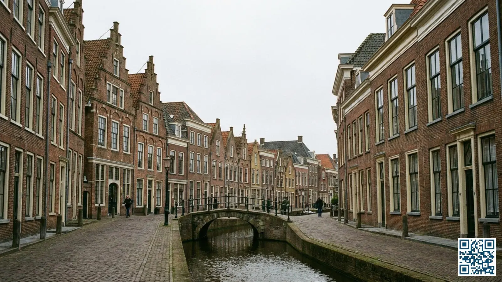 Historisch Fries stadje met beschermd stadsgezicht en karakteristieke grachtenpanden