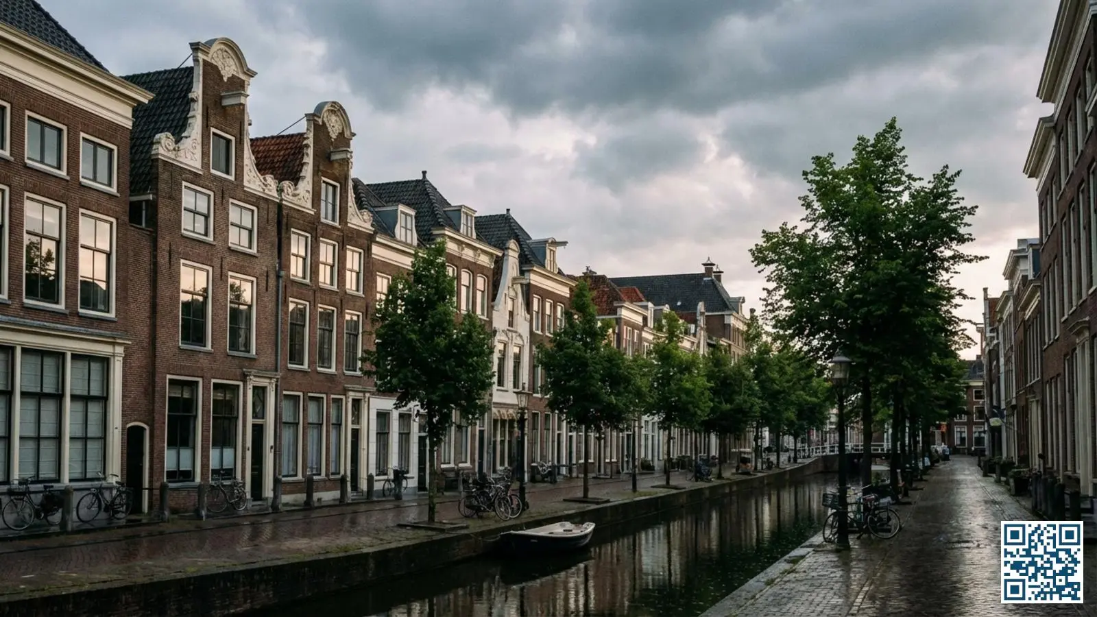 Historische grachtenpanden in de binnenstad van Leeuwarden met kenmerkende gevels en oude ramen langs het water