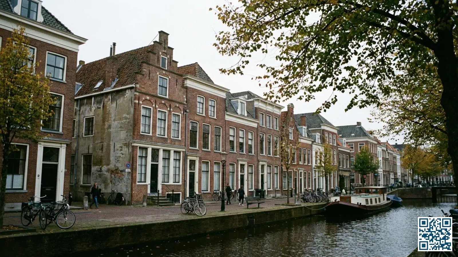 Historische grachten in het centrum van Groningen met monumentale panden langs het water