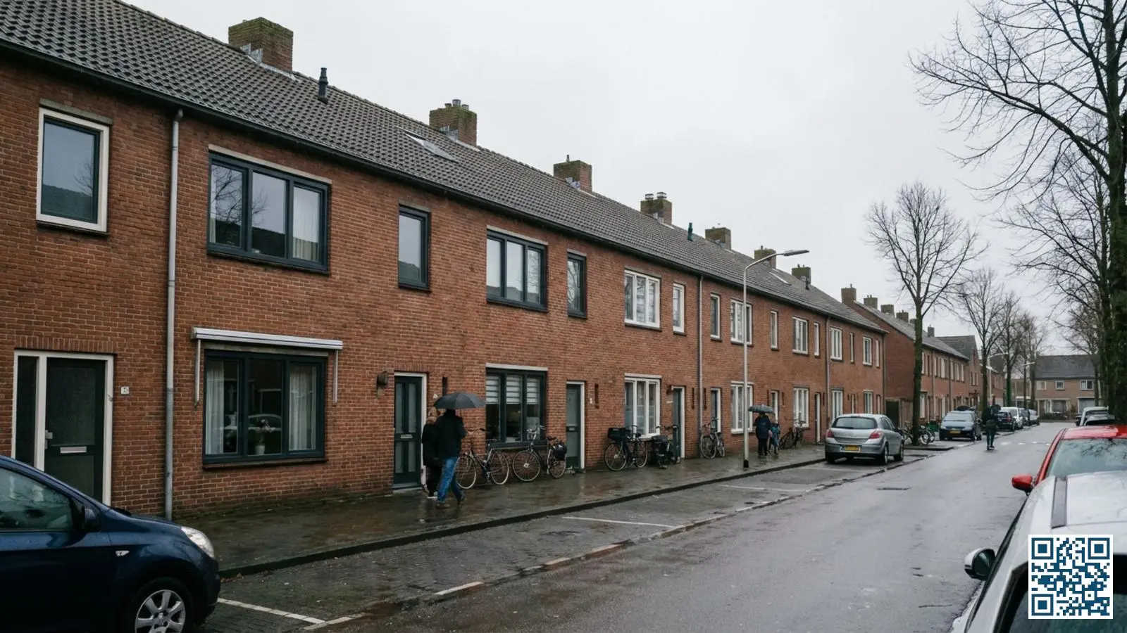 Straat met Brabantse rijtjeshuizen uit de jaren zeventig met nieuw geplaatste HR-glas ramen