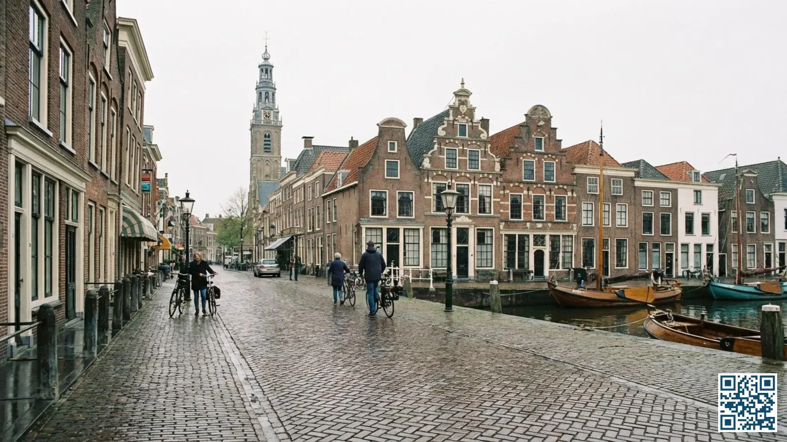 Historische binnenstad van een Noord-Hollandse Zuiderzeestad met zeventiende-eeuwse koopmanspanden en trapgevels