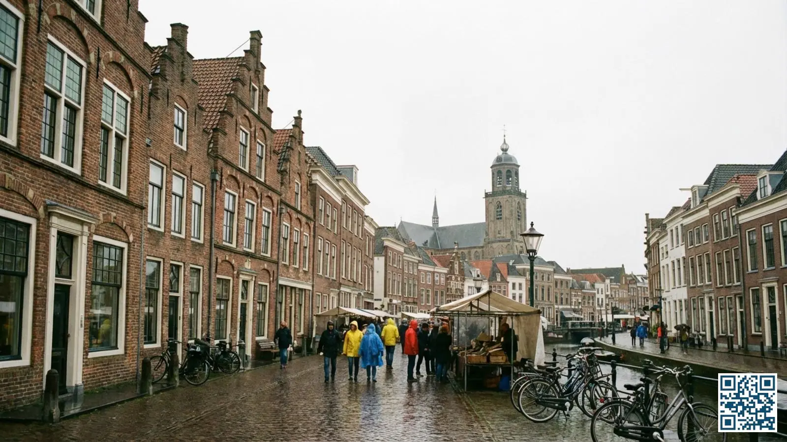 Historische binnenstad van een Hanzestad met middeleeuwse gevels en karakteristieke ramen