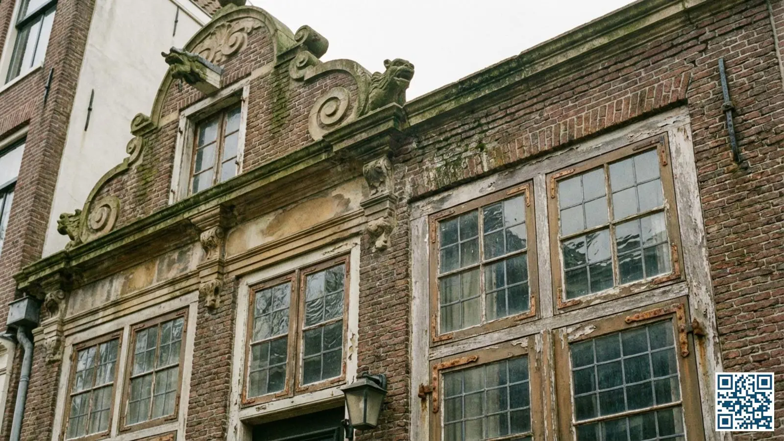 Monumentaal pand in Overijsselse binnenstad met traditionele houten kozijnen en historisch glas