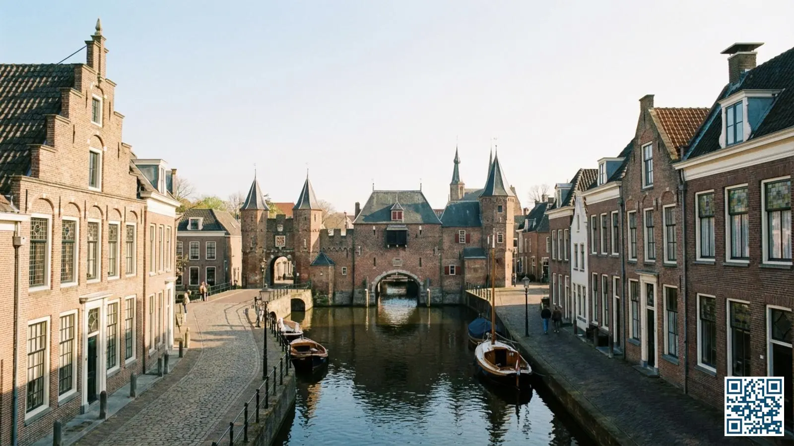 De historische binnenstad van Amersfoort met de middeleeuwse Koppelpoort en traditionele gevels met diverse raamtypen