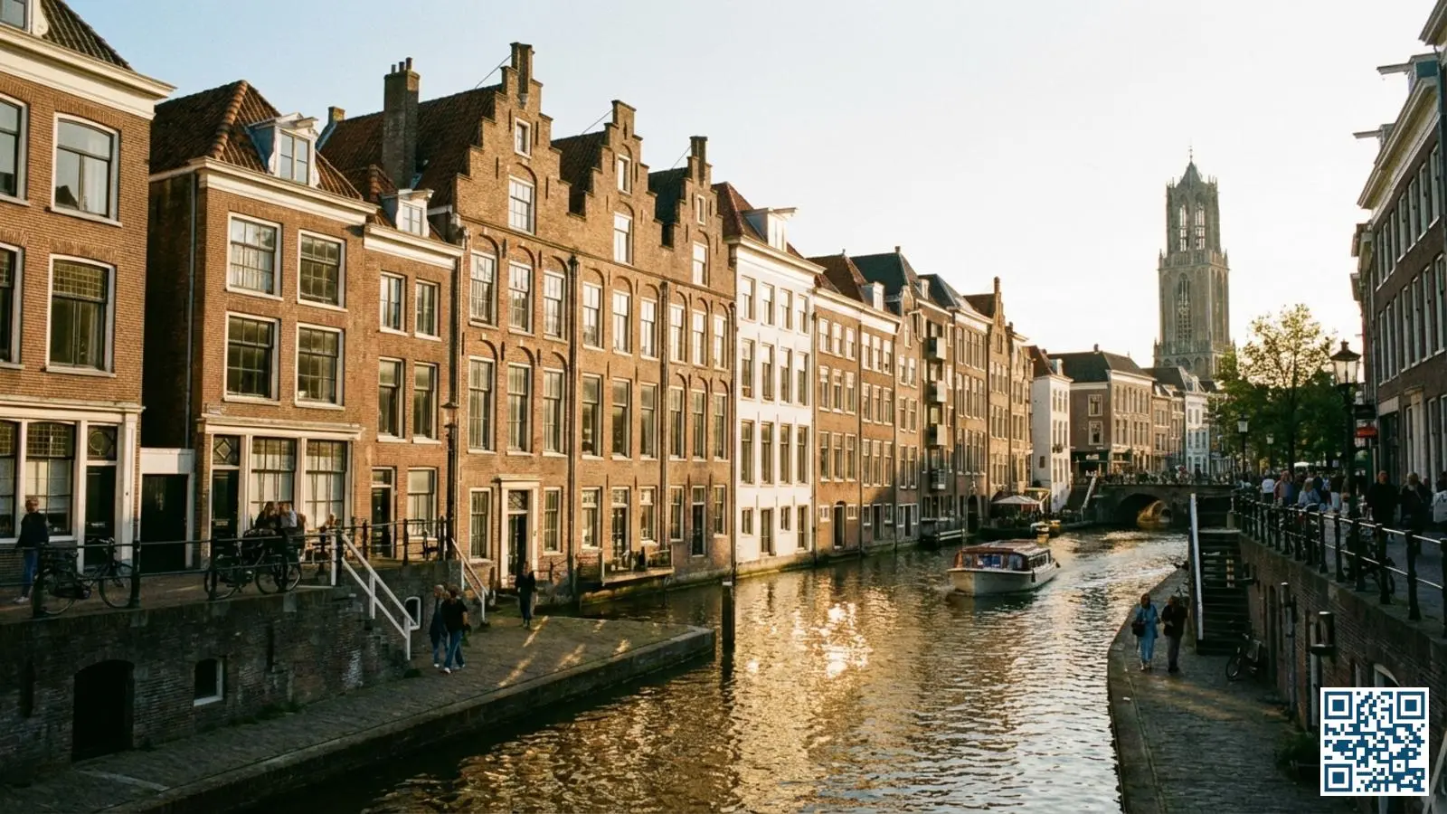Historische grachtenpanden aan de Oudegracht in Utrecht met een mix van traditionele en moderne raamkozijnen