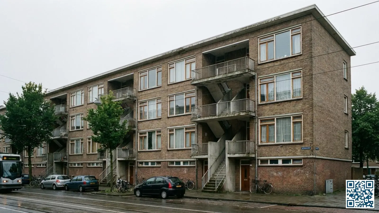 Typische Rotterdamse portiekflat uit de wederopbouwperiode met karakteristieke naoorlogse ramen en bakstenen gevel