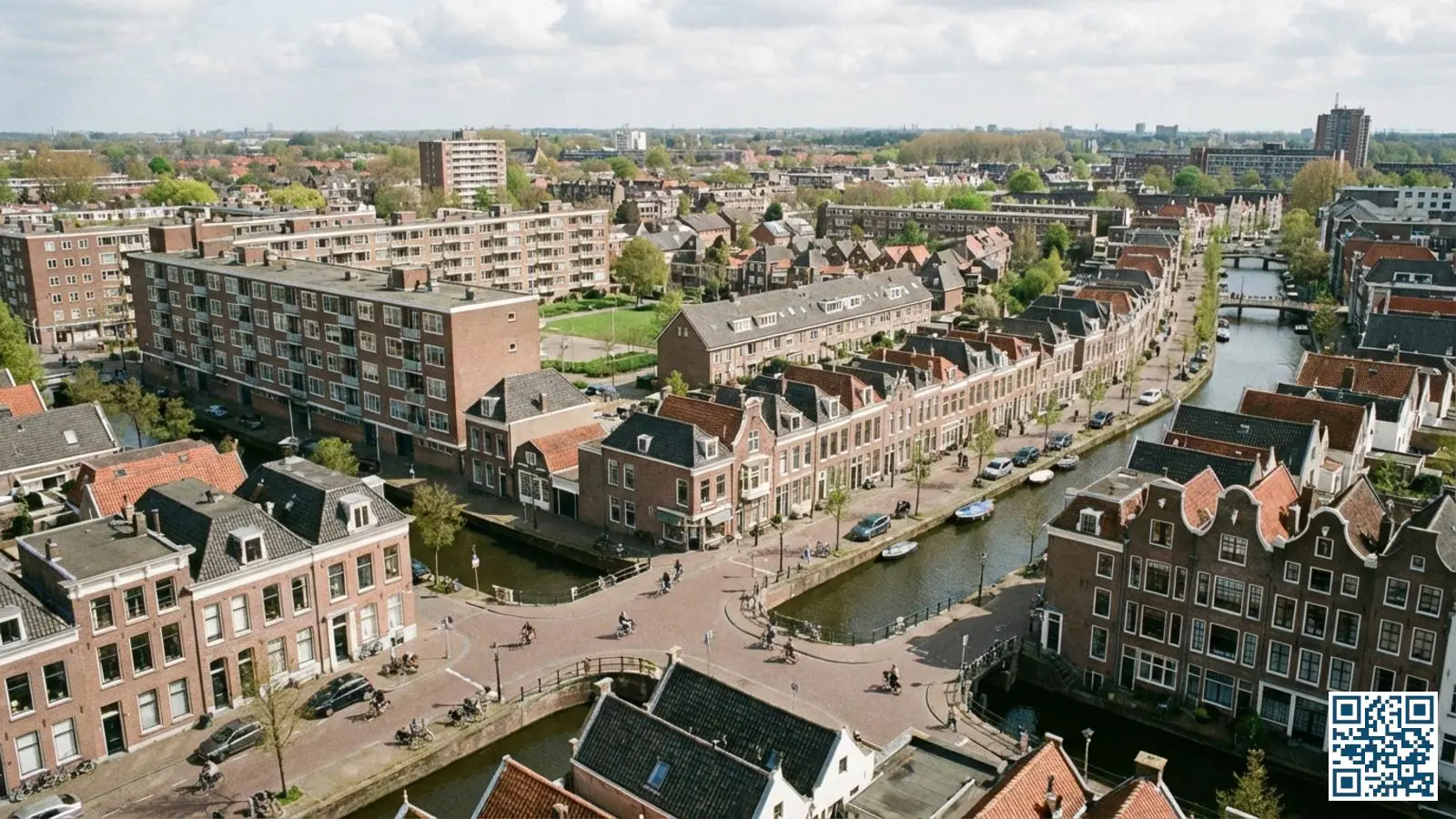Luchtfoto van Zuid-Hollandse woonwijken met diverse woningtypen van naoorlogse flats tot historische panden