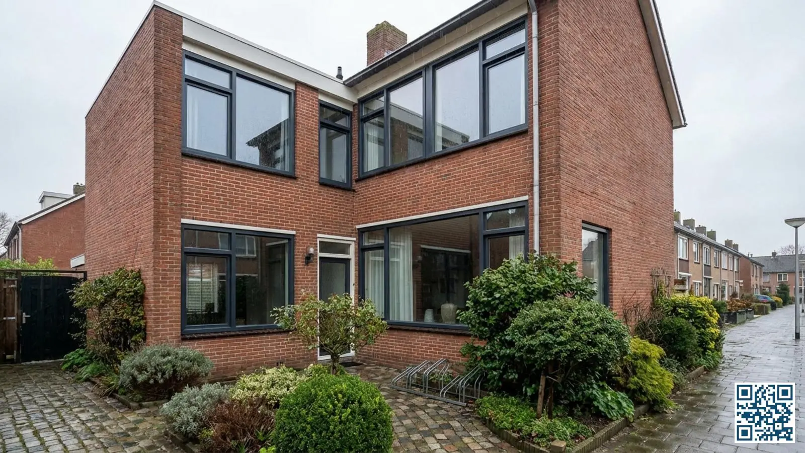 Nederlandse rijtjeswoning met moderne isolerende ramen en energiezuinig glas in de gevel
