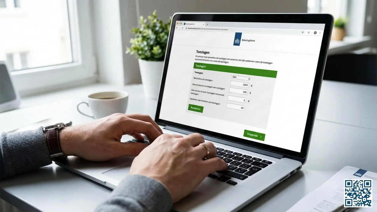 Handen typen op laptop bij het invullen van online ISDE-subsidieformulier voor glasisolatie