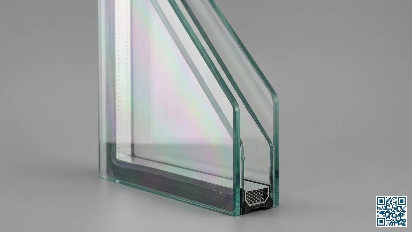 Doorsnede van een HR-glas isolatieunit met zichtbare spouw, gasvulling en onzichtbare low-e coating op het glasoppervlak