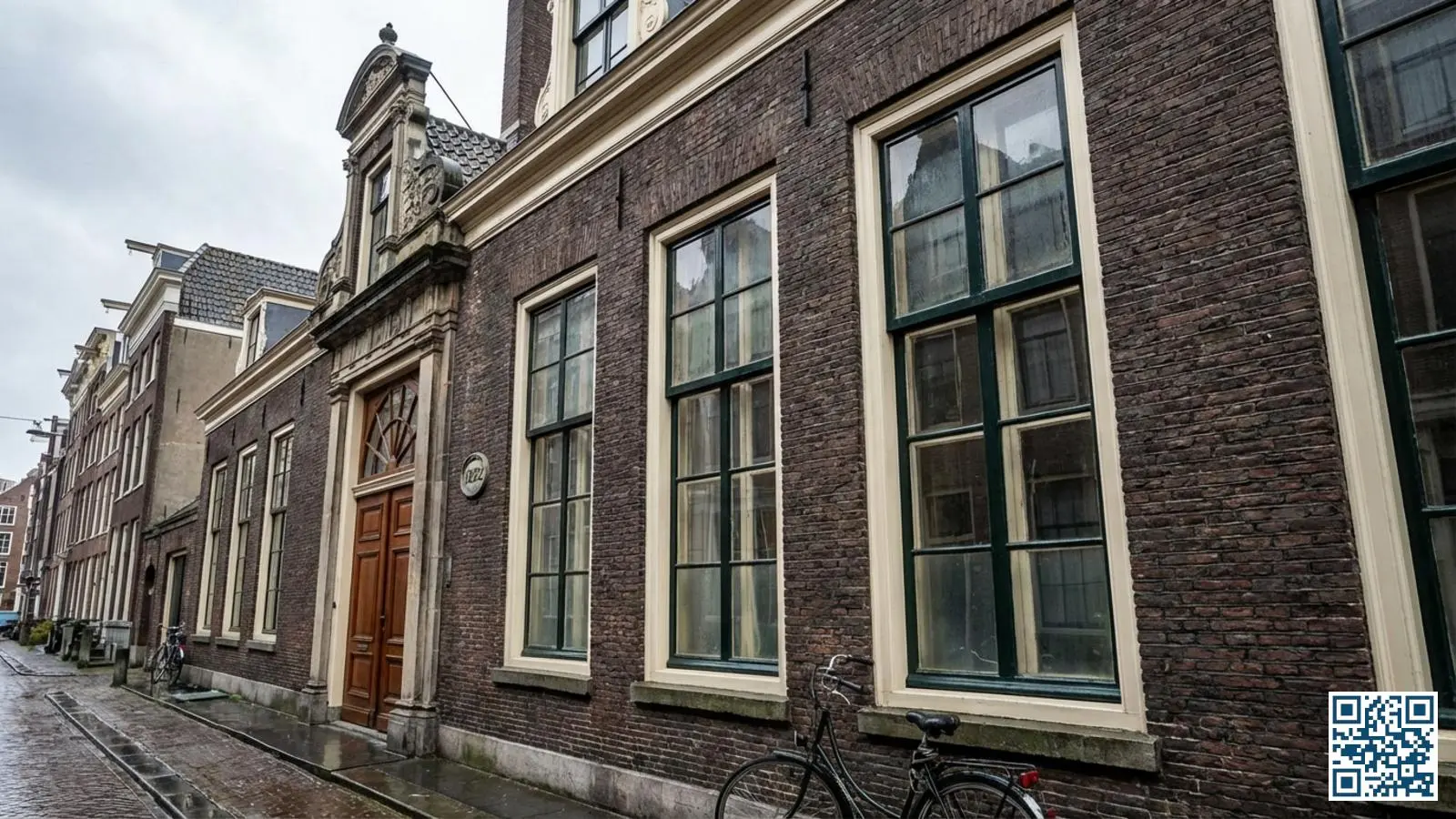 Monumentaal Nederlands grachtenpand met authentieke smalle houten kozijnen in traditionele stijl geschikt voor vacuümglas