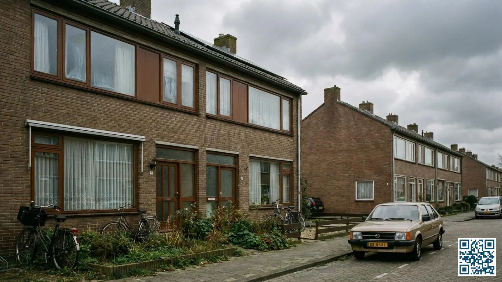 Nederlandse tussenwoning uit de jaren tachtig met originele houten kozijnen en oud dubbelglas