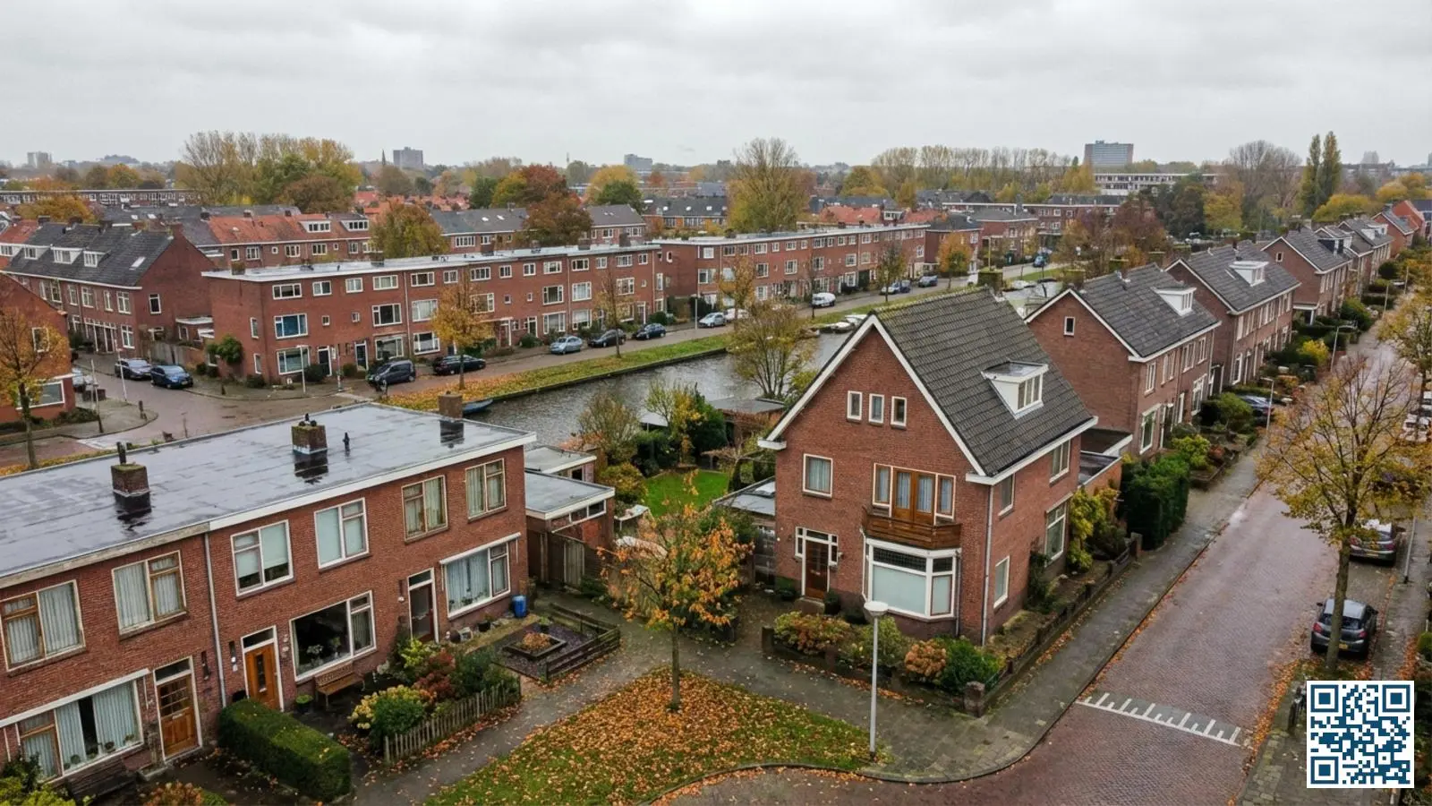 Luchtfoto van een Nederlandse woonwijk met rijtjeshuizen, hoekwoningen en twee-onder-een-kapwoningen met verschillende raamtypes