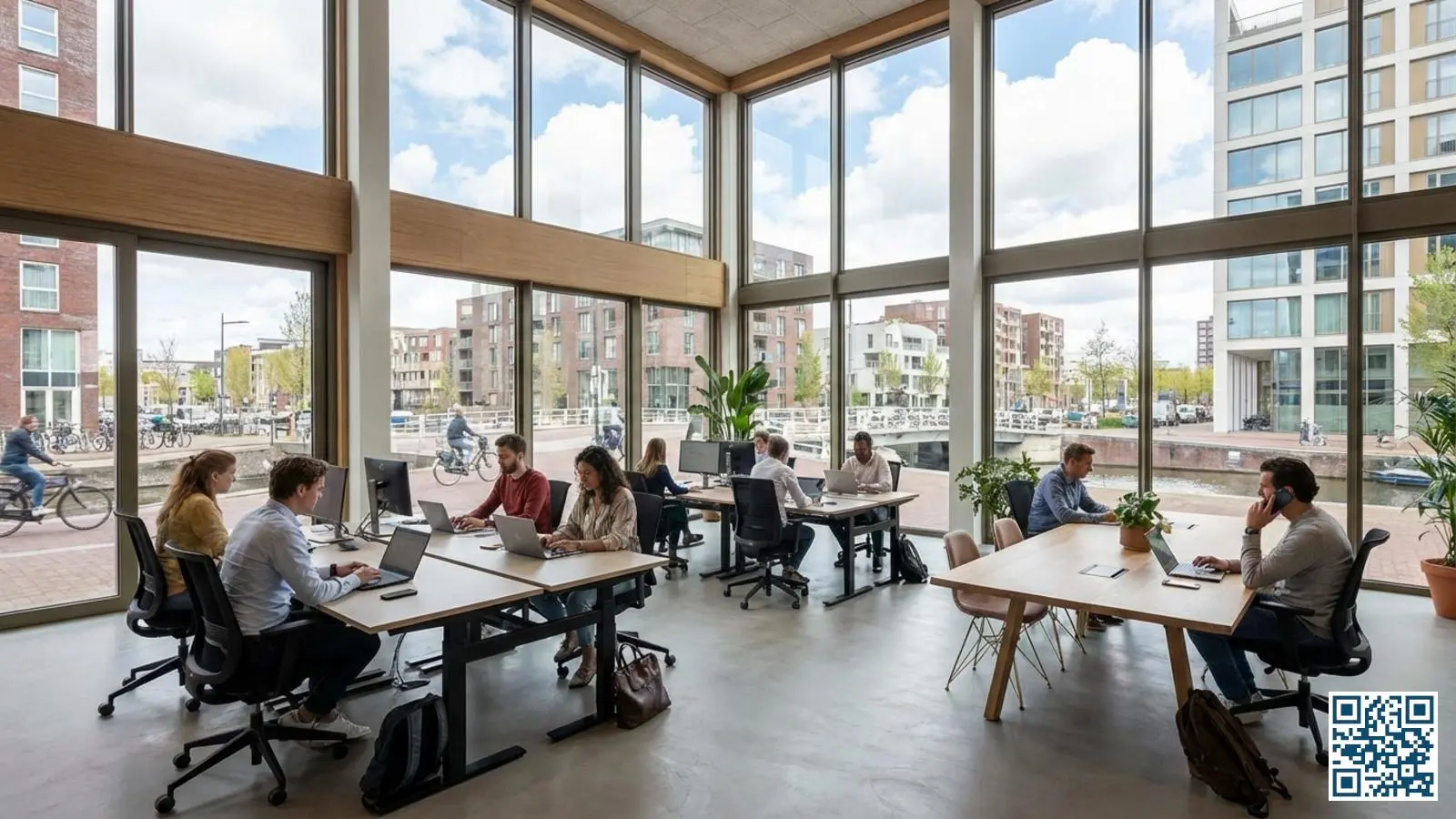 Licht en modern kantoorinterieur met medewerkers die werken bij grote ramen met veel daglicht