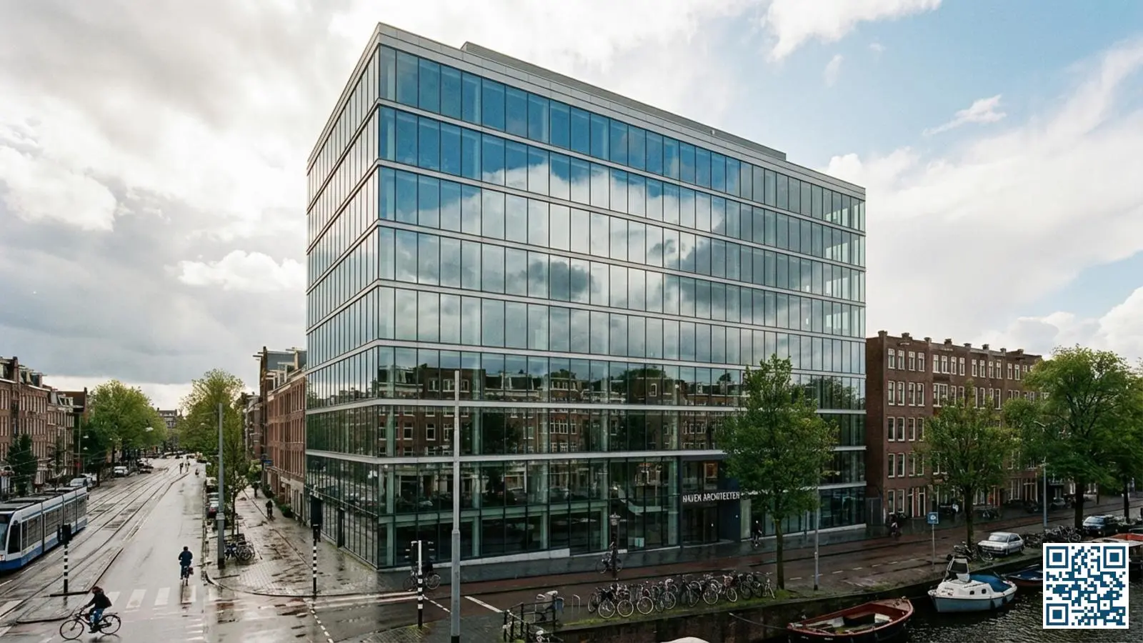 Modern kantoorgebouw met uitgestrekte glazen vliesgevel die de bewolkte lucht weerspiegelt